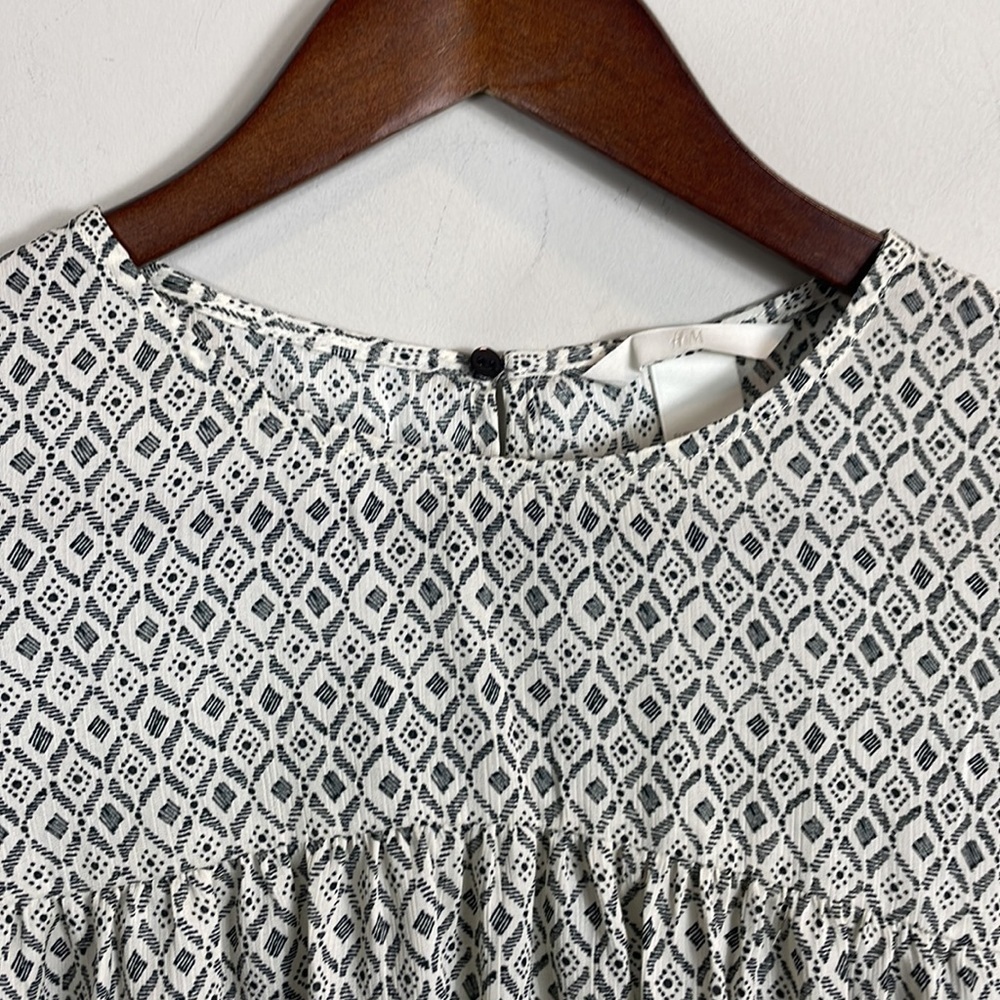 H & M Diamond Patterned Flutter Sleeve Blouse Wom… - image 2